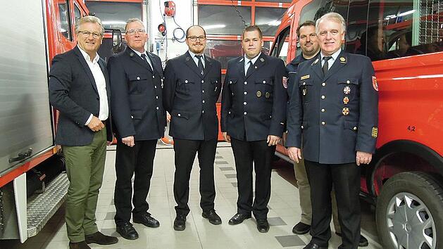 B&uuml;rgermeister Rainer Detsch, Michael Weber, Michael Jaros, Simon Martin, Thomas Eidelloth (Vorsitzender) und Kreisbrandrat Joachim Ranzenberger sind froh, dass die F&uuml;hrung der Wehr aus einer Mischung aus Alt und Jung besteht.
