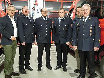 B&uuml;rgermeister Rainer Detsch, Michael Weber, Michael Jaros, Simon Martin, Thomas Eidelloth (Vorsitzender) und Kreisbrandrat Joachim Ranzenberger sind froh, dass die F&uuml;hrung der Wehr aus einer Mischung aus Alt und Jung besteht.