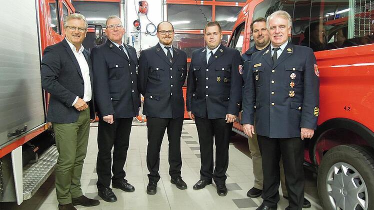 B&uuml;rgermeister Rainer Detsch, Michael Weber, Michael Jaros, Simon Martin, Thomas Eidelloth (Vorsitzender) und Kreisbrandrat Joachim Ranzenberger sind froh, dass die F&uuml;hrung der Wehr aus einer Mischung aus Alt und Jung besteht.