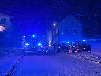 Mehrere Verletzte bei Brand in Asylunterkunft: Feuerwehr rettet Bewohner von Vordach