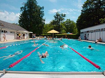 Badegäste schwimmen im Freiburger Lorettobad. Das Bad von 1842 gilt als ältestes Freibad Deutschlands.