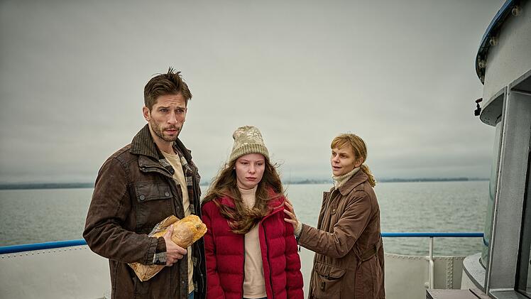 Vor ihrem Unfall war Hannah Brunner (Laeni Geiseler, Mitte) mit ihren Eltern Philipp Brunner (Slavko Popadic) und Sophia Brunner (Sinja Dieks) oft mit der Fähre zwischen der Schweiz und Deutschland unterwegs.