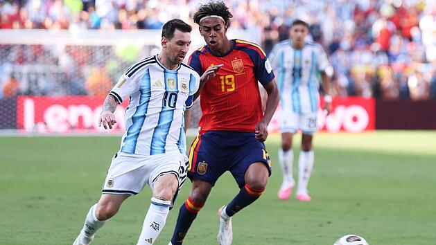 Der argentinische Starspieler Lionel Messi (links) liefert sich einen Zweikampf mit Spaniens Lamine Yamal. Die &Uuml;bertragung des Finalspiels der Fu&szlig;ball-WM lieferte dem ZDF Top-Quoten.