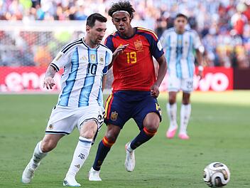 Der argentinische Starspieler Lionel Messi (links) liefert sich einen Zweikampf mit Spaniens Lamine Yamal. Die &Uuml;bertragung des Finalspiels der Fu&szlig;ball-WM lieferte dem ZDF Top-Quoten.