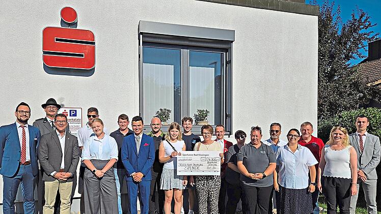Gesch&auml;ftsstellenleiter Christopher Meindl (links) und Auszubildender Paul Hahn (rechts) mit den Vertretern aus den Vereinen des Gesch&auml;ftsgebietes Oberthulba sowie B&uuml;rgermeister Matthias H&uuml;ttl (3.von links)Andreas Halbritter