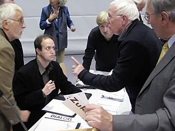 Stadtplaner Klaus J. Schulz (links) und Bürgermeister Andreas Schlund (rechts) verspüren reges Interesse der Hirschaider an der Entwicklungsplanung der Marktgemeinde. Hier bei der Auswertung der Anmeldeformulare zu den Arbeitskreisen.     Foto: Werner Baier