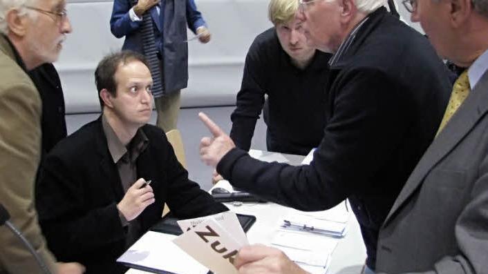 Stadtplaner Klaus J. Schulz (links) und Bürgermeister Andreas Schlund (rechts) verspüren reges Interesse der Hirschaider an der Entwicklungsplanung der Marktgemeinde. Hier bei der Auswertung der Anmeldeformulare zu den Arbeitskreisen.     Foto: Werner Baier