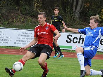 Derby-Einsatz: Zur Sache geht es im Duell zwischen dem Fuchsstädter Sebastian Heinlein (links) und Denny Mangold vom TSV Münnerstadt. Foto: Hopf