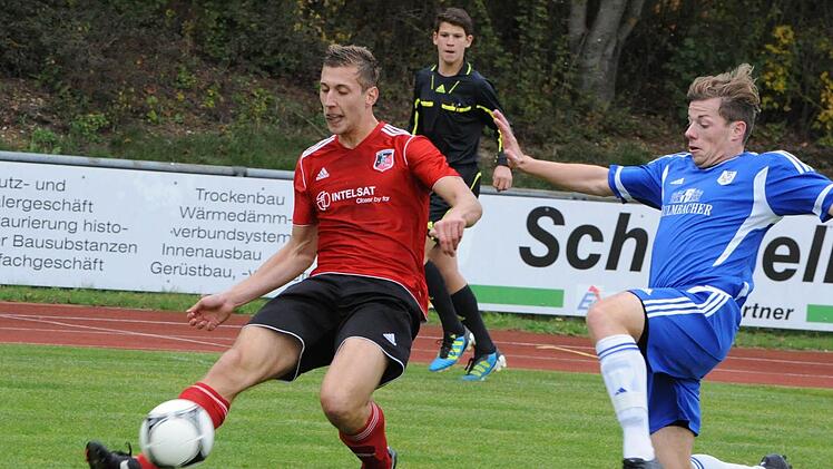 Derby-Einsatz: Zur Sache geht es im Duell zwischen dem Fuchsstädter Sebastian Heinlein (links) und Denny Mangold vom TSV Münnerstadt. Foto: Hopf