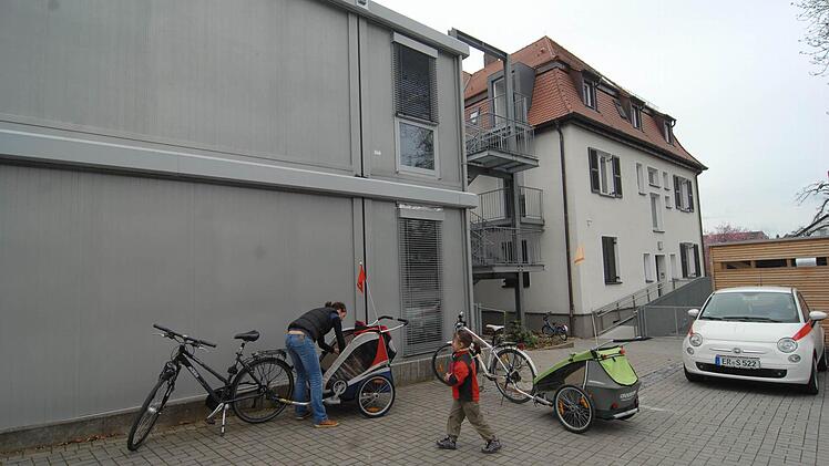 Vorne der Vogelhaus-Container, dahinter die Villa Herzolino im ehemaligen Maria-Ward-Haus