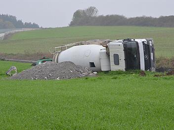 Der umgekippte Betonmischer liegt noch immer nahe dem Südportal des ICE-Tunnels Reitersberg bei Unterwohlsbach im Acker. Am Transportbehälter ist das Loch zu erkennen, das Arbeiter in die Trommel schnitten, um den Beton abzupumpen. Foto: Rainer Lutz