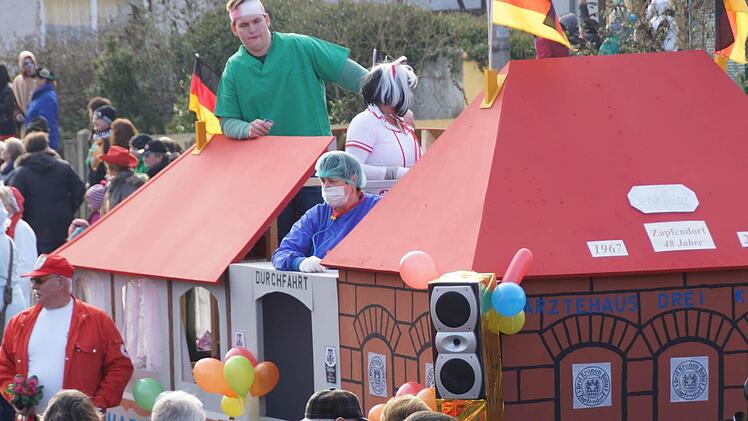 Das Ärztehaus zum Thema hatte der Stammtisch "Sprich leise Zapfendorf". Foto: Johannes Michel