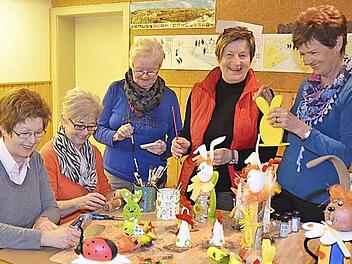 Die fünf Frauen des Kreativkreises Weißenbrunn basteln und malen fleißig für ihr neues Sortiment, welches sie am Sonntag in der Helios Frankenwaldklinik vorstellen und zum Kauf für einen guten Zweck anbieten: (von links) Angela Jungkunz, Anneliese Schreppel, Hedi Matthes, Gerda Büttner und Anneliese Weichmann.  Foto: K.- H. Hofmann