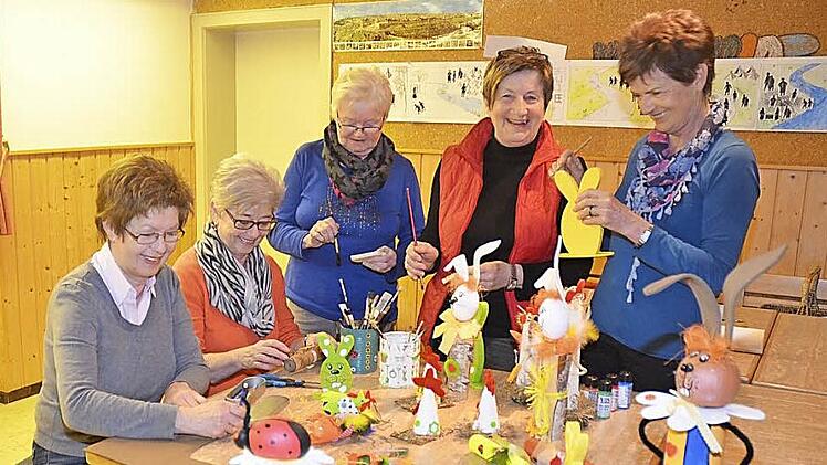 Die fünf Frauen des Kreativkreises Weißenbrunn basteln und malen fleißig für ihr neues Sortiment, welches sie am Sonntag in der Helios Frankenwaldklinik vorstellen und zum Kauf für einen guten Zweck anbieten: (von links) Angela Jungkunz, Anneliese Schreppel, Hedi Matthes, Gerda Büttner und Anneliese Weichmann.  Foto: K.- H. Hofmann