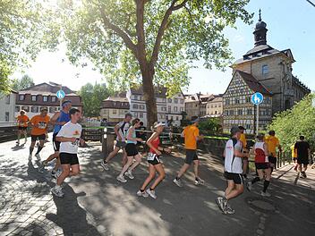 Einer von vielen Höhepunkten: Die Umrundung von Schloss Geyerswörth mit Blick zum Alten Rathaus. Foto: Ronald Rinklef