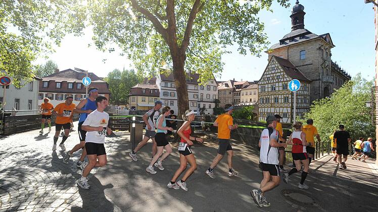 Einer von vielen Höhepunkten: Die Umrundung von Schloss Geyerswörth mit Blick zum Alten Rathaus. Foto: Ronald Rinklef