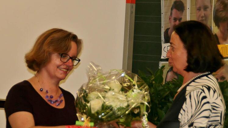 Ulla Farkas wird mit allen guten Wünschen an die Schlossberg Schule nach Nüdlingen verabschiedet. Fotos: Werner Vogel