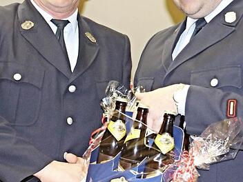 Wolfgang Böhm (links) legt den Atemschutz nach 26 Jahren ab. Er bekam vom Kommandanten Ralph Morgenroth ein Präsent.  Foto: H. Will