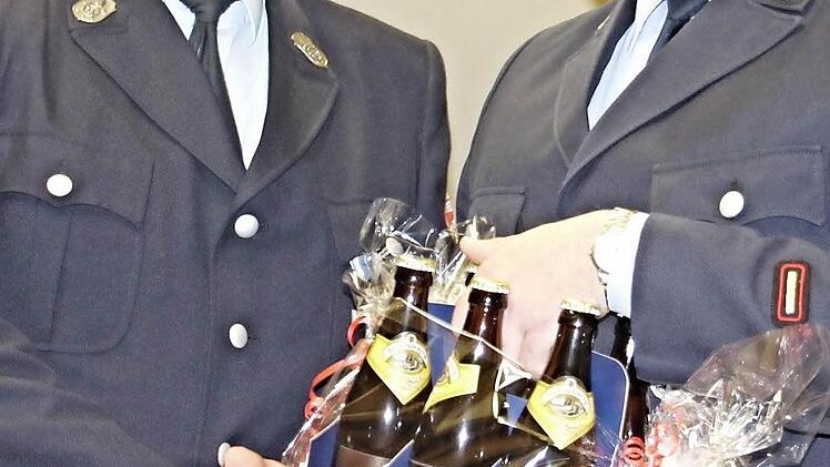 Wolfgang Böhm (links) legt den Atemschutz nach 26 Jahren ab. Er bekam vom Kommandanten Ralph Morgenroth ein Präsent.  Foto: H. Will