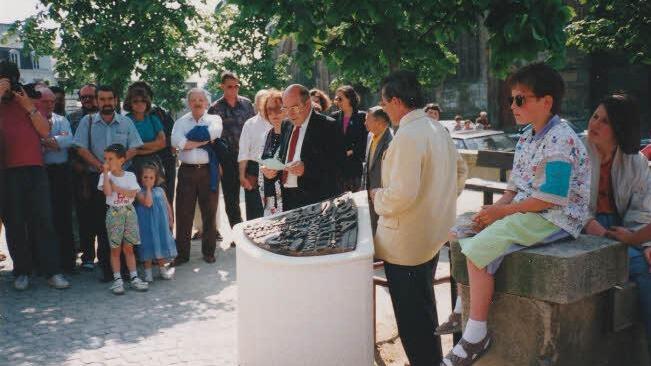 Zum fünfjährigen Partnerschaftsjubiläum brachte die Kronacher Delegation das von Bildhauer Heinrich Schreiber geschaffene Bronzerelief in die Partnerstadt. Das Gegenstück findet sich in Kronach am Partnerschaftsbrunnen in der Rosenau.