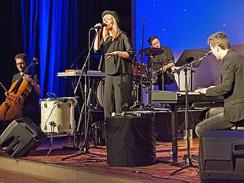 Das unvergleichliche Duo "Carolin No" präsentierte bei seinem Auftritt in der Stadthalle in Haßfurt zusammen mit Tilman Wehle (Cello) und Florian Kettler (Schlagzeug) seine neuesten Stücke. Im Bild (von links) Tilman Wehler, Carolin Obieglo, Florian Kettler und Andi Obieglo. Foto: Ulrike Langer