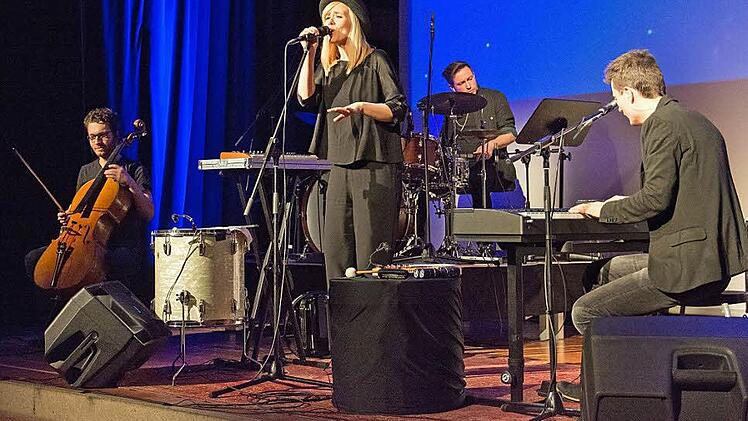 Das unvergleichliche Duo "Carolin No" präsentierte bei seinem Auftritt in der Stadthalle in Haßfurt zusammen mit Tilman Wehle (Cello) und Florian Kettler (Schlagzeug) seine neuesten Stücke. Im Bild (von links) Tilman Wehler, Carolin Obieglo, Florian Kettler und Andi Obieglo. Foto: Ulrike Langer