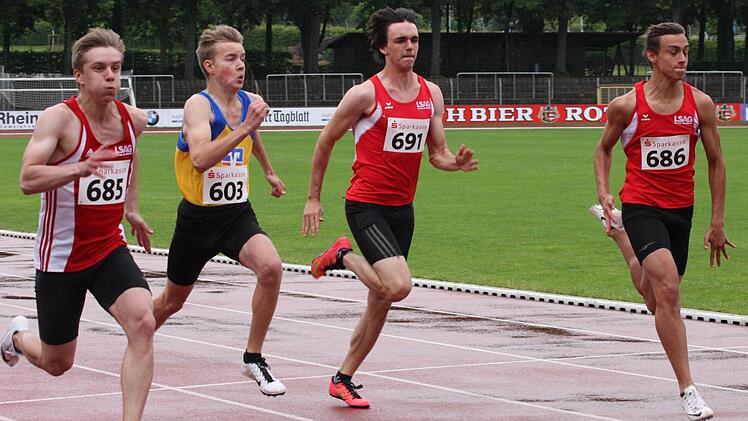 Die vier schnellsten der Vorläufe über 100 Meter der Jugend U18 verpassten den zu früh gestarteten Endlauf in Schweinfurt. Ihr später ausgetragener Lauf kam dann nicht in die Wertung. Von links: Niklas Floth (TSV Münnerstadt), Michael Gabel (LG LK Aschaffenburg) Timo Reinhart und Jonathan Laik (beide TSV Münnerstadt). Foto: Reinhold Nürnberger