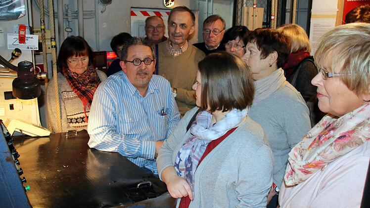 Thomas Escher sitzt am wichtigsten Platz im Theater: Von diesem Pult aus steuert der Inspizient die gesamte Vorstellung.