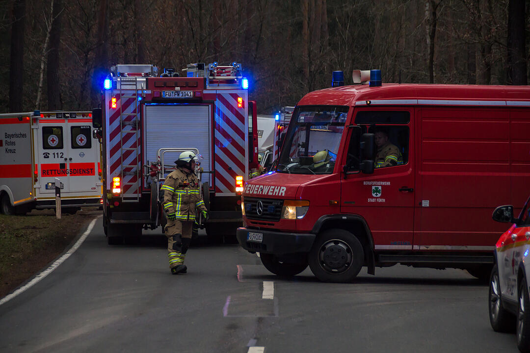 Fürth: Schwerer Unfall - Feuerwehr muss Frau befreien