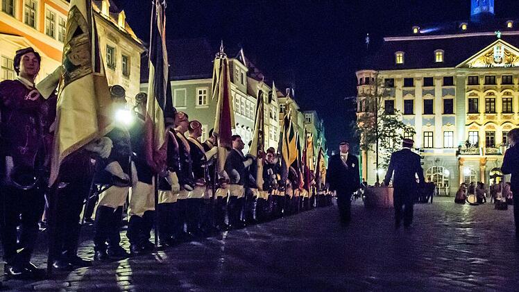 Coburger im Zeichen des 150. CC-Pfingstkongresses: Fackelzug und nächtliche Feierstunde auf dem Marktplatz.Foto: Jochen Berger