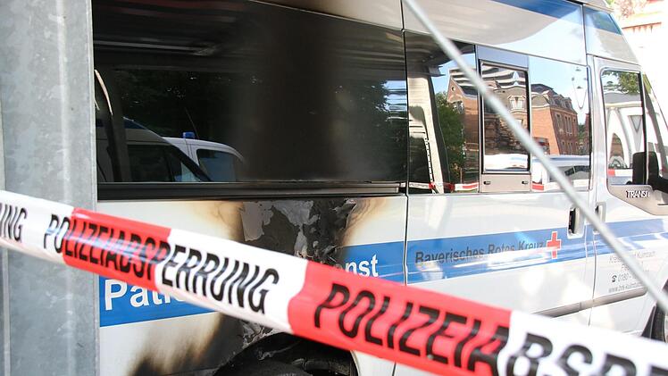 Ein Fahrzeug des Patientenfahrdienstes des "BRK" wurde bei dem Brandanschlag schwer beschädigt. Foto: Katrin Geyer / Archiv