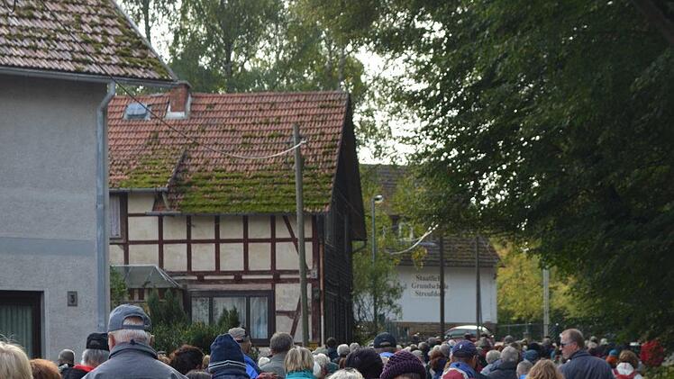 Die Wanderung führte entlang des Naturlehrpfades am Hopfenberg in Streufdorf in Richtung Seidingstadt. Foto: Gabi Bertram