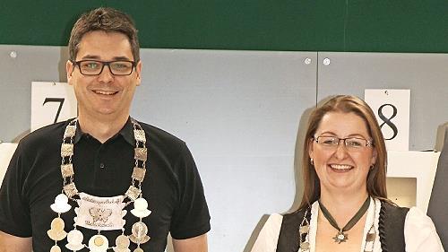 Das sind die neuen Regenten der Untersteinacher Schützengesellschaft: der König und Pokalgewinner Jochen Witzgall sowie die Vizekonigin Simone Trapper.