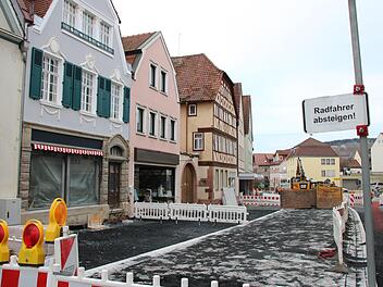 Die Fassade des Anwesens Büchs (links) ist längst hergerichtet, aber das Kellerfenster vor dem Haus ist seit Monaten nur provisorisch abgedichtet.