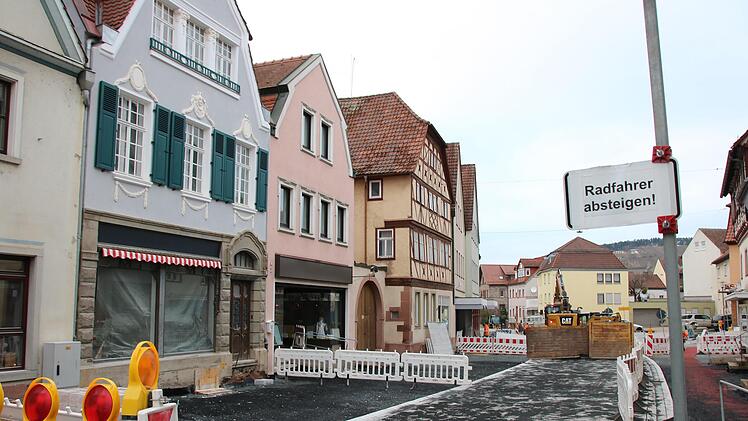 Die Fassade des Anwesens Büchs (links) ist längst hergerichtet, aber das Kellerfenster vor dem Haus ist seit Monaten nur provisorisch abgedichtet.