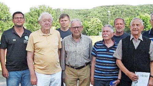 Rainer Lochmüller, Christian Ohmert (von lilnks) und Martin Stapper (rechts) gratulierten den langjährigen Mitgliedern Georg Sell, Alexander Drachenberg, Edgar Hirt, Walter Bay, Christof Hirt, Karl Götschl und Georg Väth für ihre Treue zum FC.