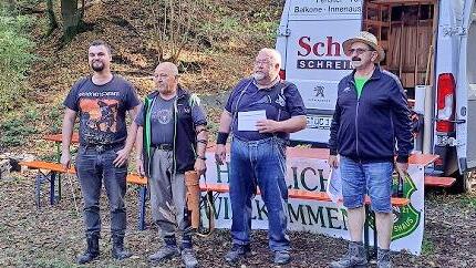 Die Gewinner der Jubiläumsscheibe mit Bogenreferent Wolfgang Hahn.