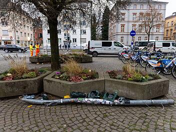 Mann verletzt mit Auto in Gie&szlig;en mehrere Menschen