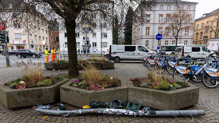 Mann verletzt mit Auto in Gie&szlig;en mehrere Menschen