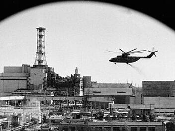 Die Dekontaminierung der Geb&auml;ude des Kernkraftwerks Tschernobylwurde von Hubschraubern, vor allem aber von tausenden Hilfskr&auml;ften vorgenommen, die im Minutentakt als "Bioroboter" arbeiten mussten.