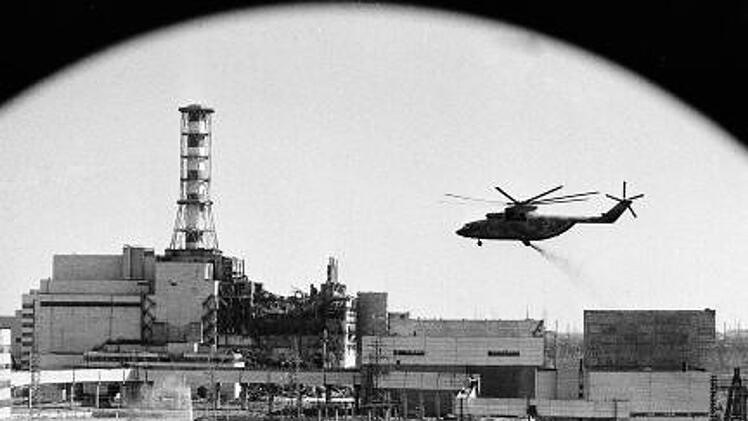 Die Dekontaminierung der Geb&auml;ude des Kernkraftwerks Tschernobylwurde von Hubschraubern, vor allem aber von tausenden Hilfskr&auml;ften vorgenommen, die im Minutentakt als "Bioroboter" arbeiten mussten.