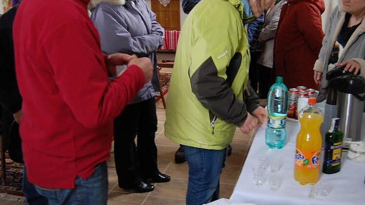 Damen der Gemeinde haben ein Büfett vorbereitet.