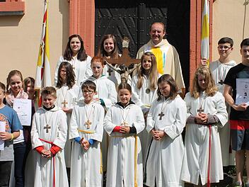Die Ministranten mit Pfarrer Paul Kowol. Foto: Jasmin Reith