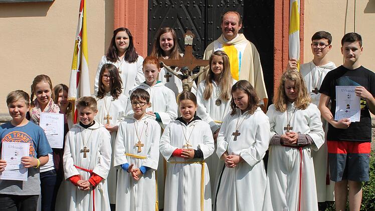 Die Ministranten mit Pfarrer Paul Kowol. Foto: Jasmin Reith