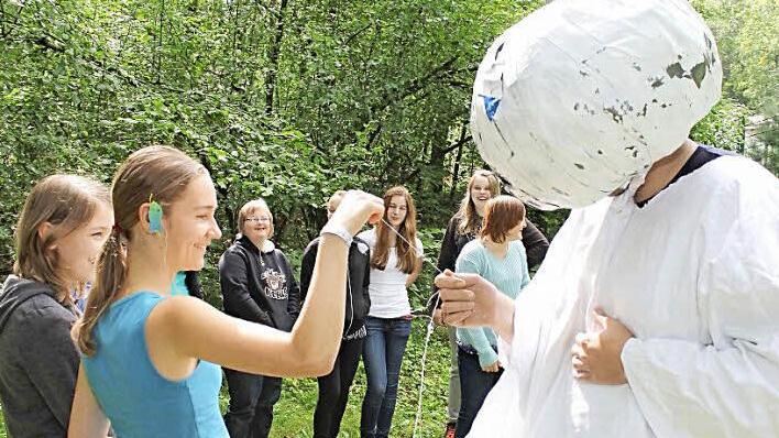 Ein Höhepunkt bei den Freizeitaktivitäten beim KJR Haßberge ist seit über zwei Jahrzehnten die Integrative Freizeit in Reutersbrunn. Bei der 23. Auflage hatten im August 2014 nicht nur Teilnehmer, Lagerleiter und die Betreuer wieder großen Spaß. Auch der depressive Roboter Philipp Steiner (rechts) sorgte für Unterhaltung.