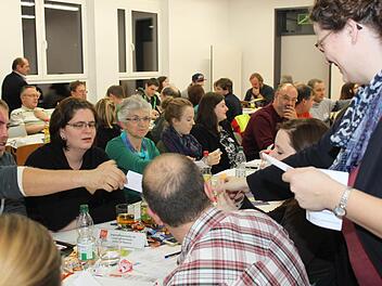 Claudia Gebele sammelt die Stimmkarten für die Vorstandswahl ein. Foto: Carmen Schwind