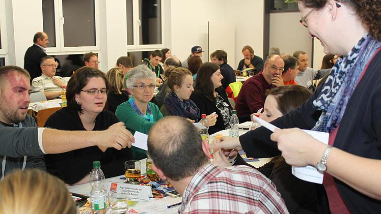 Claudia Gebele sammelt die Stimmkarten für die Vorstandswahl ein. Foto: Carmen Schwind