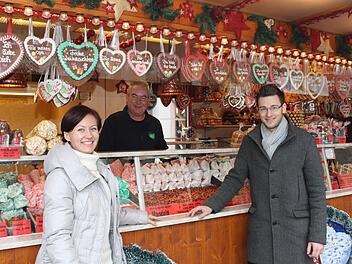 Anna Cherniavska und Nico Cieslar am Weihnachtsmarkt. Foto: Carmen Schwind