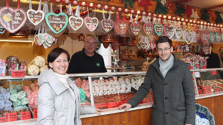Anna Cherniavska und Nico Cieslar am Weihnachtsmarkt. Foto: Carmen Schwind