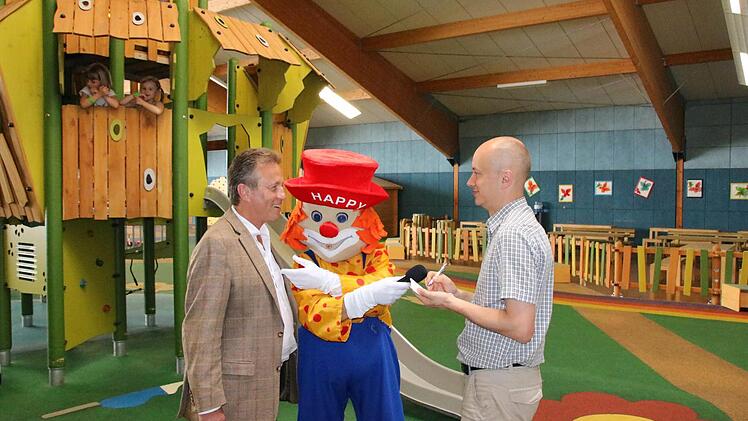 Kinder als Zuschauer und Haus-Clown "Happy" als Mikrofonhalter: Redakteur Ralf Ruppert (rechts) sprach in launiger Atmosphäre mit Hans Markwalder, Direktor des Hotels Sonnenhügel. Foto: Sebastian Elsässer